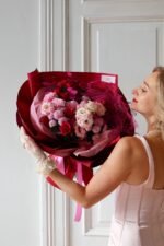 Букет із червоних і рожевих троянд з еустомою та хризантемою — Rosé Reverie | Adel de Flores