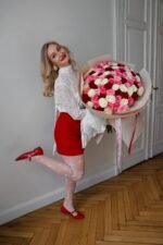 Букет із червоних, рожевих та кремових троянд — Rosé Tricolore | Adel de Flores