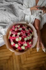 Букет із червоних, рожевих та кремових троянд — Rosé Tricolore | Adel de Flores