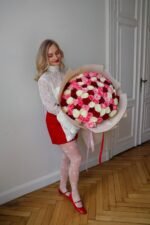 Букет із червоних, рожевих та кремових троянд — Rosé Tricolore | Adel de Flores