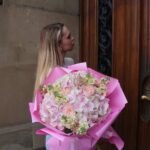 Букет із рожевих гортензій, троянд та левконії