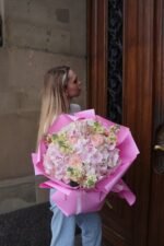 Букет із рожевих гортензій, троянд та левконії