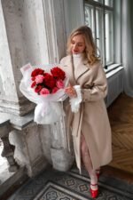 Букет із червоних і рожевих троянд з герберами — Scarlet Harmony | Adel de Flores