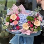 Букет из голубых гортензий и ветвистых роз с герберами
