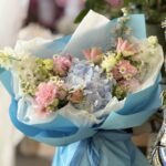 Букет із блакитної гортензії, дельфініума та еустоми
