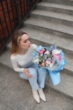 Букет із півоній, калій та блакитної дельфініуми