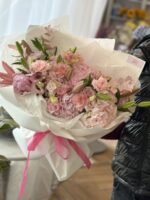 Bukiet z różowych hortensji, lilii i róż ogrodowych - Image 2