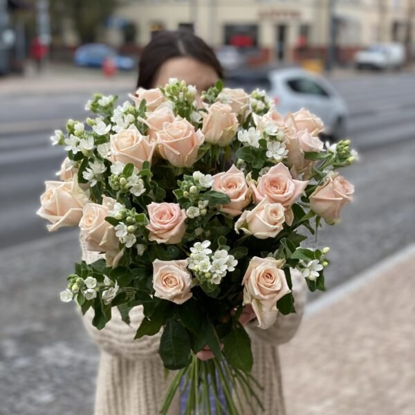 A bouquet of champagne-coloured roses and oxypetalum — The Champagne Accord | Adel de Flores