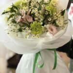 Букет из зелёных гвоздик, эустомы и альстромерии