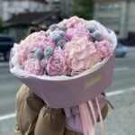 Букет із рожевих гортензій, півоній та блакитних хризантем