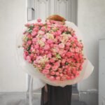 Monumentalny bukiet z różowych róż gałązkowych z matricarią — The Rose Atelier | Adel de Flores