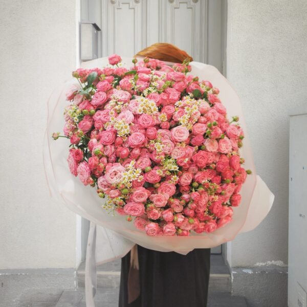 Монументальный букет из розовых роз на веточках с матрикарией — The Rose Atelier | Adel de Flores
