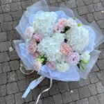 Букет из белых гортензий, хризантем и гвоздик