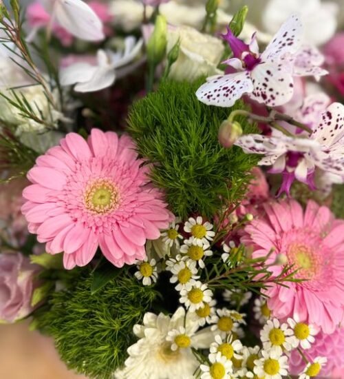 Flowerbox z różami, goździkami i chryzantemami
