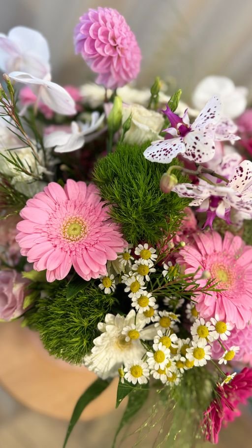 Flowerbox z różami, goździkami i chryzantemami