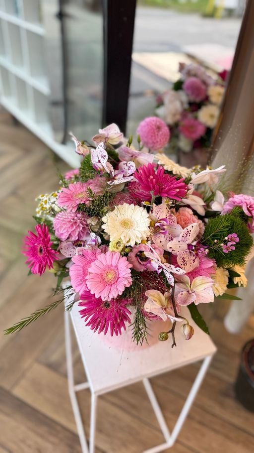 Flowerbox z różami, goździkami i chryzantemami