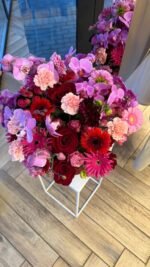 Flowerbox z orchideami i różami w tonach burgundu — Velvet Nocturne | Adel de Flores