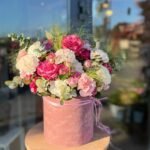 Flowerbox z eustomami i goździkami