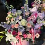 Flowerbox z liliami, ostróżkami i różami