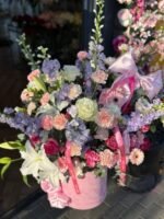 Flowerbox z liliami, ostróżkami i różami
