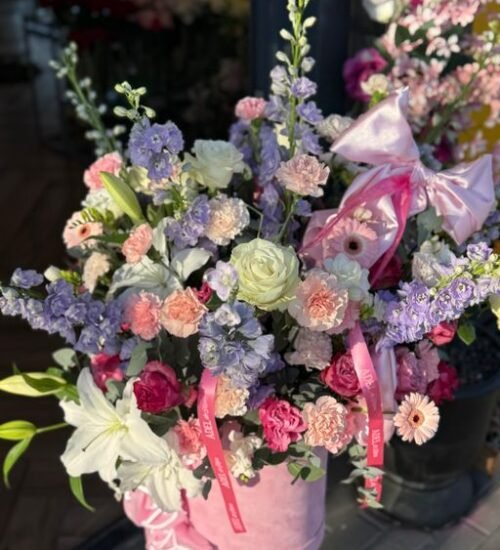 Flowerbox z liliami, ostróżkami i różami
