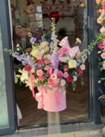 Flowerbox z liliami, ostróżkami i różami