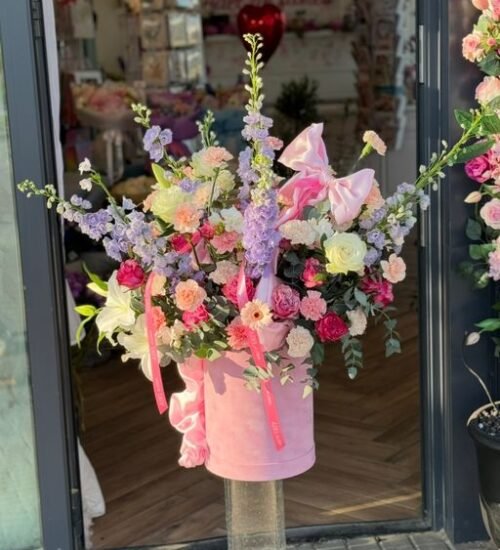 Flowerbox z liliami, ostróżkami i różami