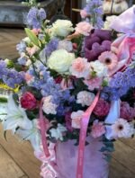Flowerbox z liliami, ostróżkami i różami