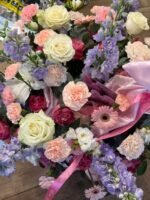 Flowerbox z liliami, ostróżkami i różami