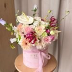 Flowerbox z anturium, gloriozą i gerberami