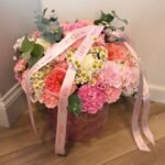 Flowerbox z róż ogrodowych, goździków i chryzantem