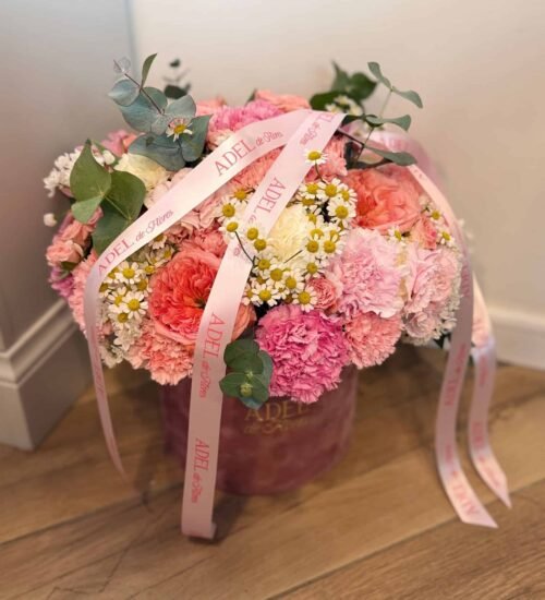 Flowerbox z róż ogrodowych, goździków i chryzantem