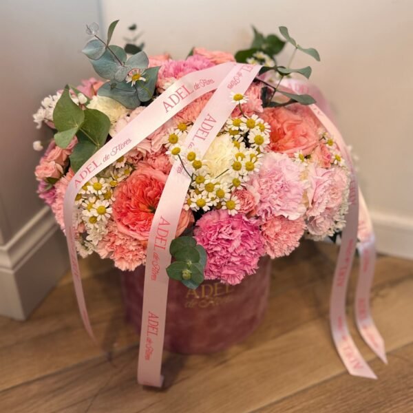 Flowerbox z róż ogrodowych, goździków i chryzantem