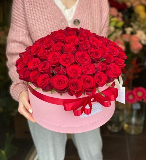 Flowerbox z czerwonymi różami w różowym pudełku