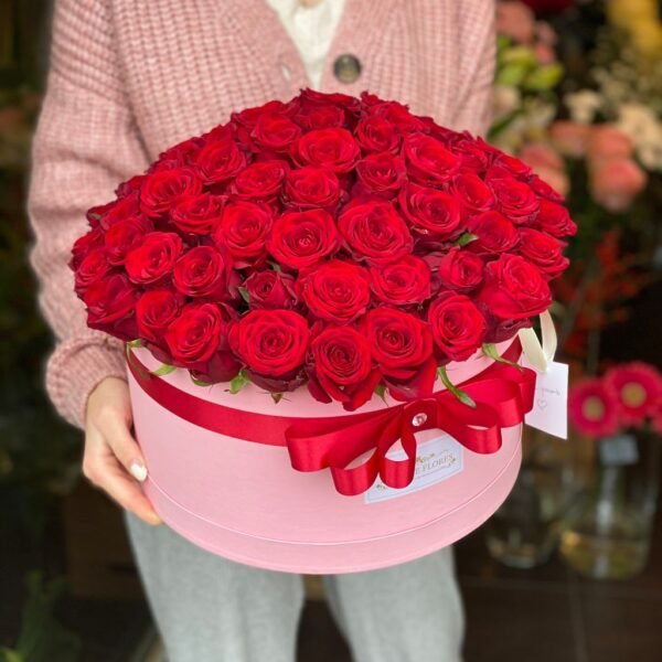 Flowerbox z czerwonymi różami w różowym pudełku