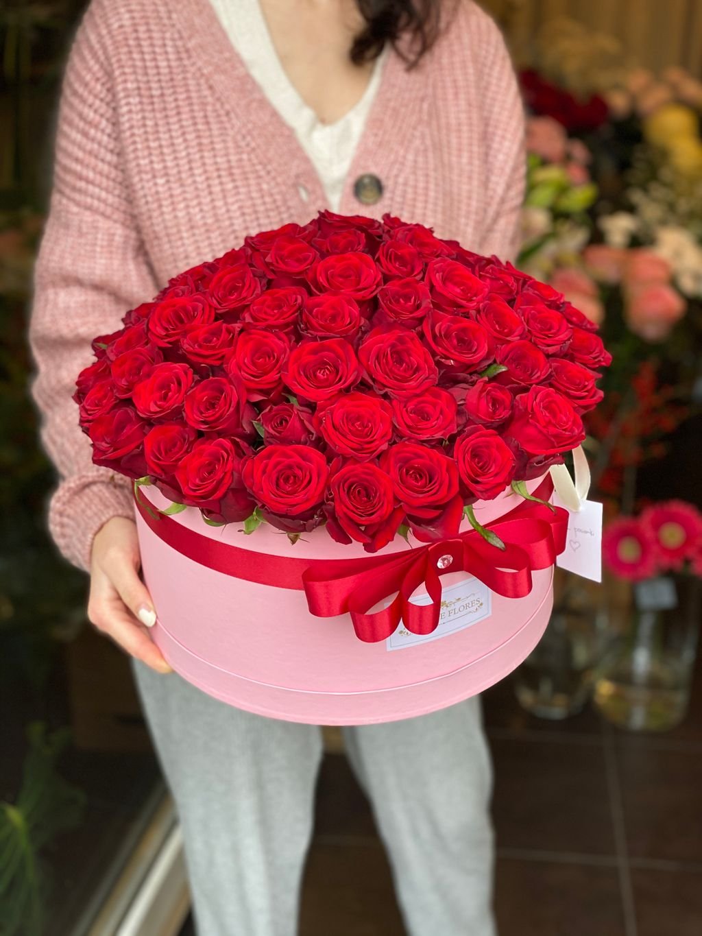 flowerbox-the-crimson-estate-1 Флавербокс с красными розами в розовой коробке