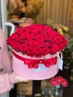 Флавербокс с красными розами в розовой коробке
