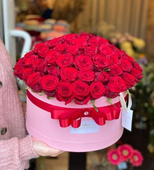 Flowerbox z czerwonymi różami w różowym pudełku