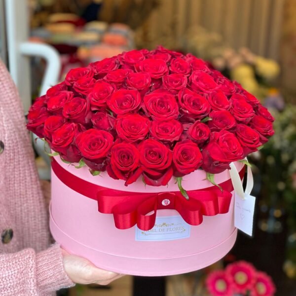 Flowerbox z czerwonymi różami w różowym pudełku