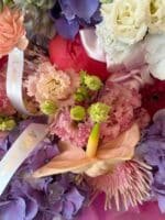 Monumentalny flowerbox z hortensjami i ostróżkami — The Grand Declaration | Adel de Flores