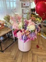 Monumentalny flowerbox z hortensjami i ostróżkami — The Grand Declaration | Adel de Flores