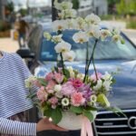 Flowerbox z białymi storczykami, piwonią i kalią