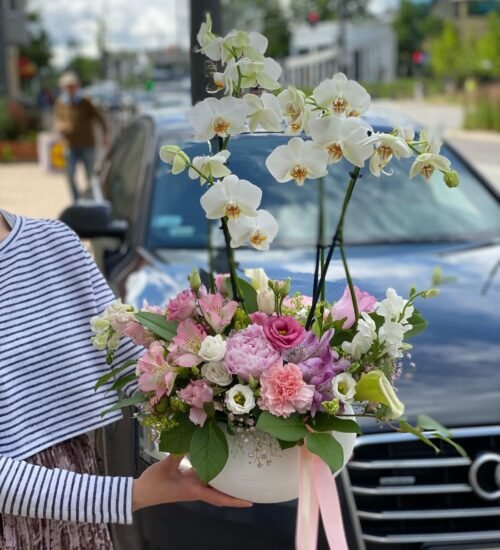 Flowerbox z białymi storczykami, piwonią i kalią