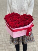 Flowerbox w kształcie serca z czerwonymi różami