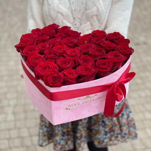 Flowerbox w kształcie serca z czerwonymi różami