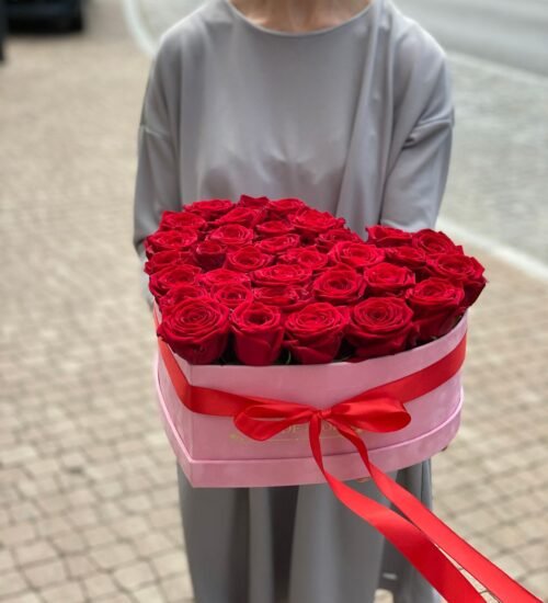 Flowerbox w kształcie serca z czerwonymi różami