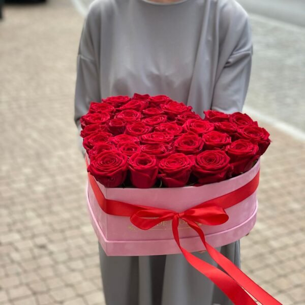 Flowerbox w kształcie serca z czerwonymi różami