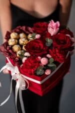Flowerbox z czerwonymi różami, goździkami i pralinkami