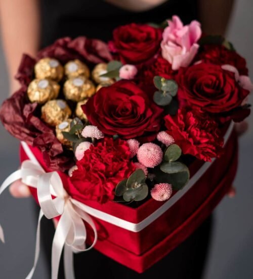 Flowerbox z czerwonymi różami, goździkami i pralinkami
