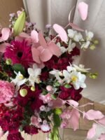 Flowerbox z różami gałązkowymi, liliami i storczykami